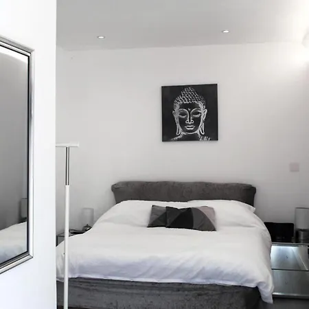 Beautiful 1-Bed Studio In Uxbridge London Экстерьер фото