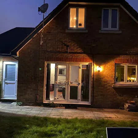 Beautiful 1-Bed Studio In Uxbridge London Экстерьер фото