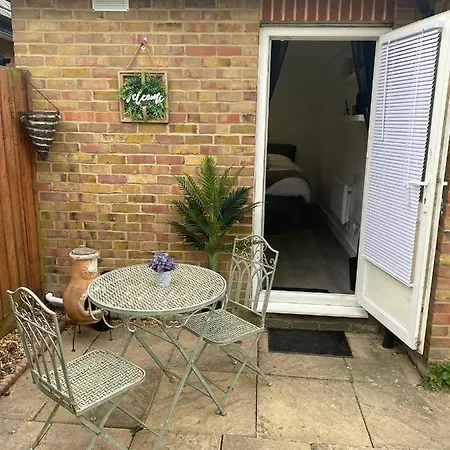 Beautiful 1-Bed Studio In Uxbridge London Экстерьер фото