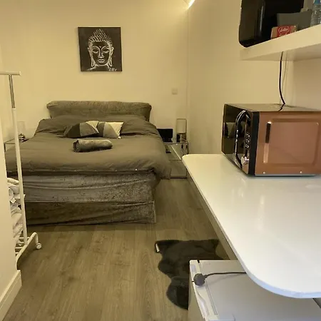 Beautiful 1-Bed Studio In Uxbridge London Экстерьер фото
