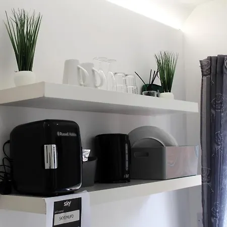 Beautiful 1-Bed Studio In Uxbridge London Экстерьер фото