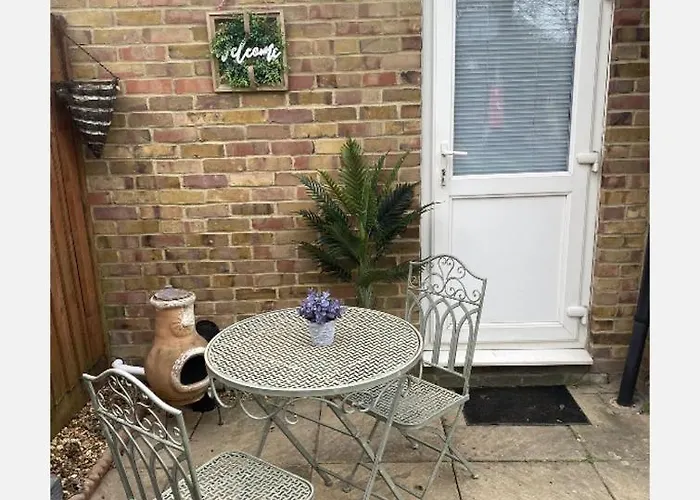 Beautiful 1-Bed Studio In Uxbridge London